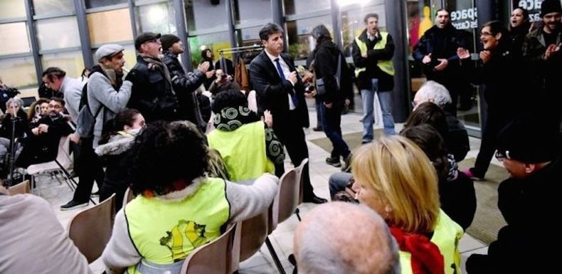 Des manifestants perturbent les vœux du candidat LREM à Alès (VIDEO)