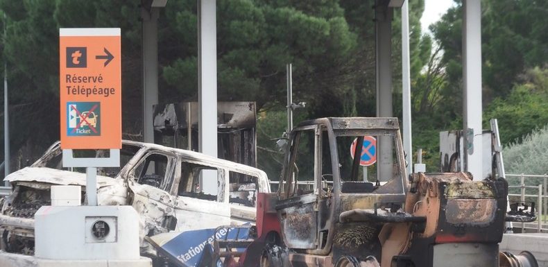 Gilets jaunes : prison ferme pour 21 des 31 prévenus jugés pour le saccage d’un péage à Narbonne