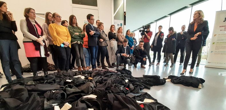 A Caen, des avocats jettent leur robe avant les vœux de la ministre de la Justice (VIDEO)