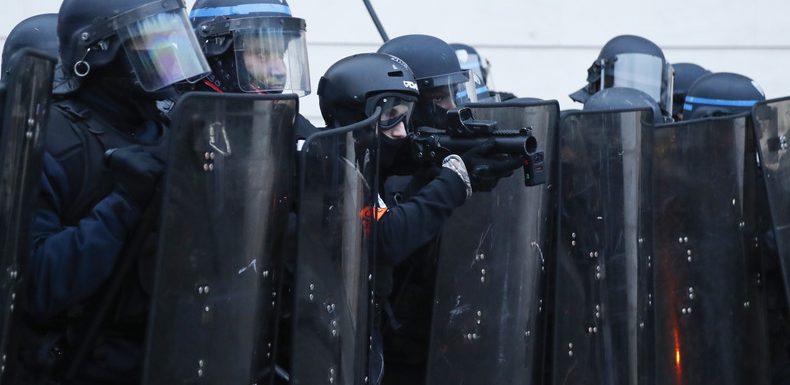 Enquête judiciaire pour «violences volontaires» après un tir présumé de LBD le 9 janvier