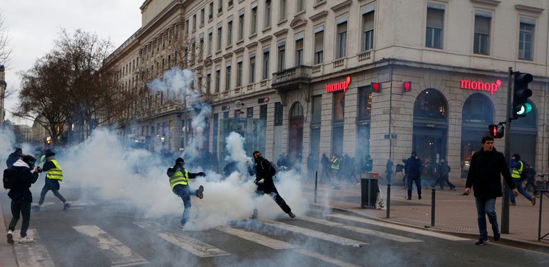 Lyon : des étudiants qui filmaient une manifestation depuis leur immeuble reçoivent un projectile