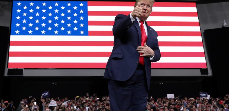 «Votre courage nous inspire» : en farsi, Trump tweete son soutien aux manifestants iraniens