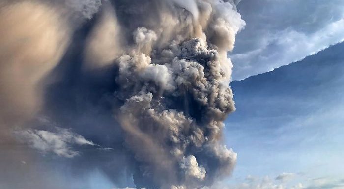 30 Photos Showing How Terrifying The Recent Volcanic Eruption In The Philippines Looks