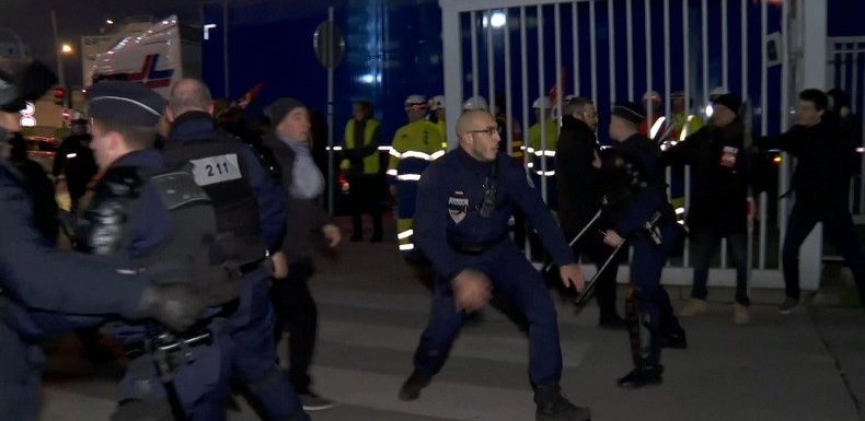 Blocage d’une déchetterie à Ivry-sur-Seine : échauffourées entre syndicalistes et forces de l’ordre
