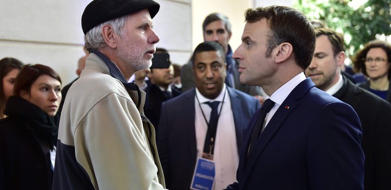 «Vous patachonnez dans la tête» : vif échange entre Macron et un enseignant sur BlackRock