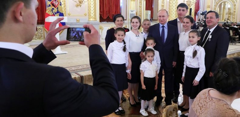 Dans son discours annuel, Vladimir Poutine annonce des mesures choc pour stimuler la natalité