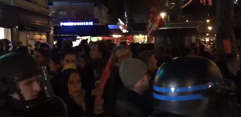 Municipales à Paris : en campagne, Marlène Schiappa se fait interpeller par des manifestants