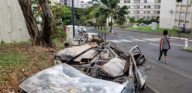 La Réunion : tensions après la mort d’un motard dans une collision avec la police (IMAGES)