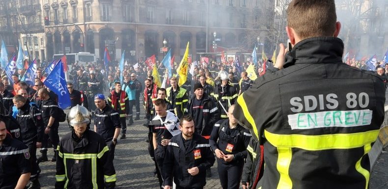 Un millier de pompiers dans la rue à Strasbourg pour protester contre les agressions
