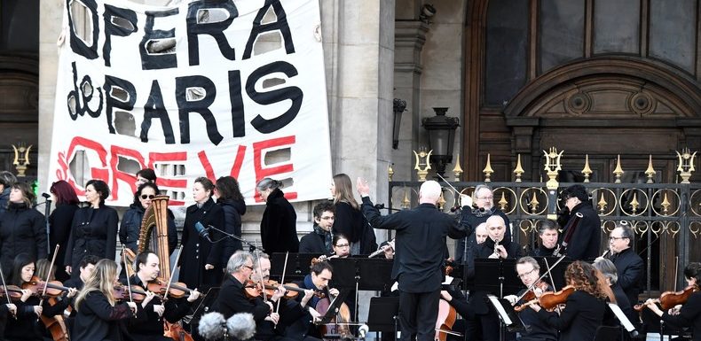 Contre la réforme des retraites, un nouveau concert sur le parvis de l’Opéra de Paris