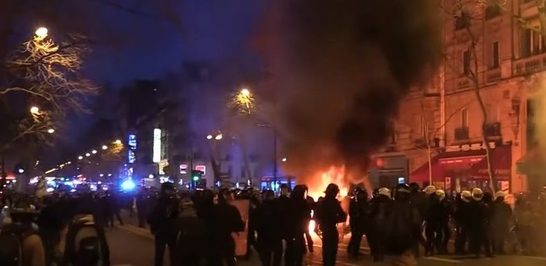 Violents affrontements et scènes de chaos dans Paris: l’acte 62 des Gilets jaunes sous haute tension