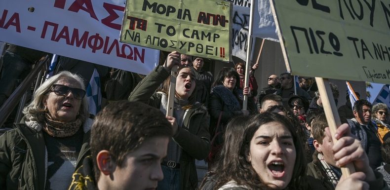 «Nous voulons récupérer nos îles» : des milliers de Grecs manifestent contre la présence de migrants