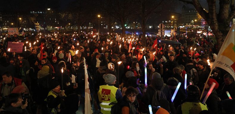 Contre la réforme des retraites, des marches aux flambeaux dans toute la France