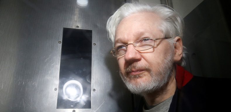 Soutenu par des co-détenus de la prison de Belmarsh, Julian Assange sort de l’isolement