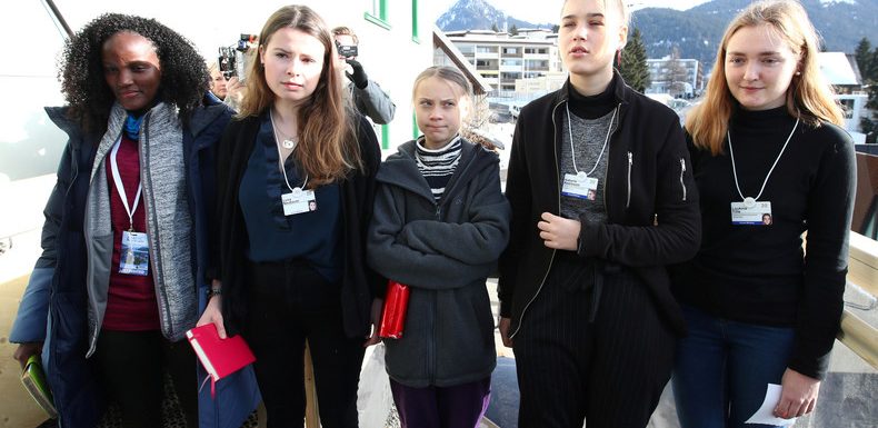 Coupée d’une photo avec Greta Thunberg, une militante ougandaise dénonce un acte raciste