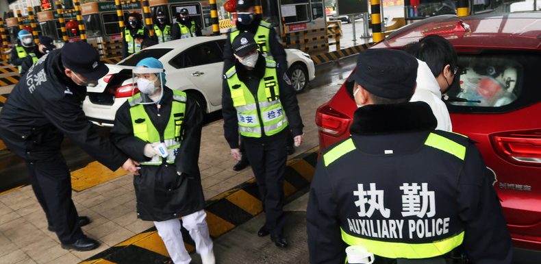 Coronavirus : plusieurs villes chinoises en quarantaine, les images de victimes affluent