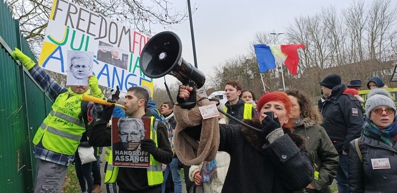 «Free Assange» : l’action coup de poing de Gilets jaunes devant la prison de Belmarsh