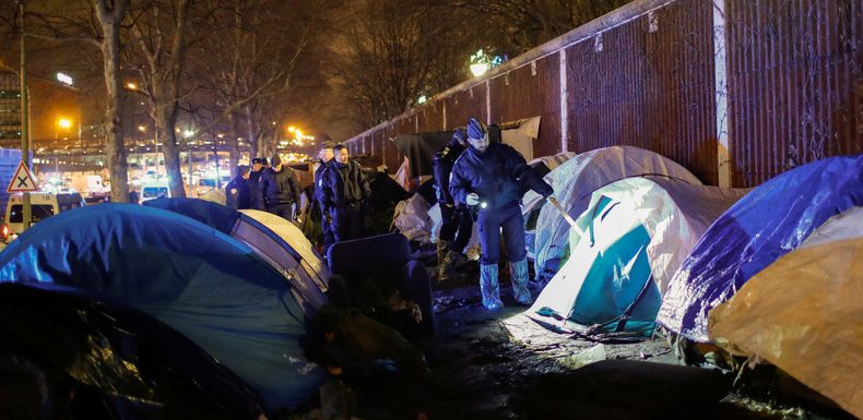 Paris : démantèlement du campement de migrants de la Porte d’Aubervilliers (VIDEO)
