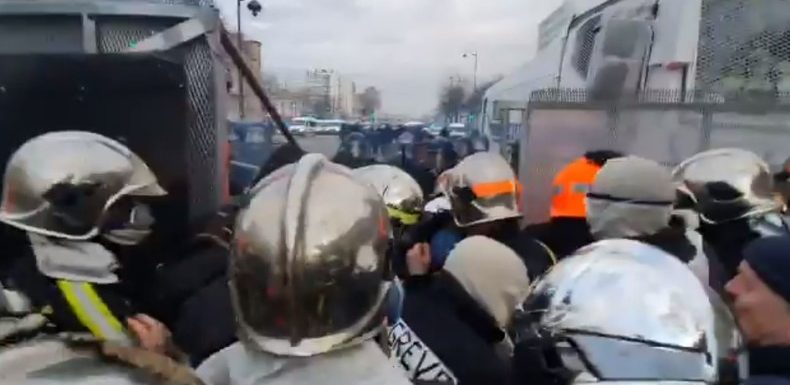 Impressionnantes scènes de heurts avec les forces de l’ordre, au terme d’une marche de pompiers