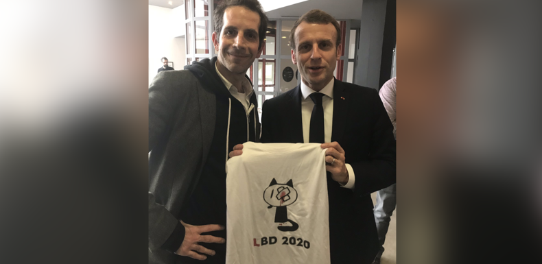 «LBD 2020» et fauve éborgné : Emmanuel Macron pose avec un t-shirt contre les violences policières