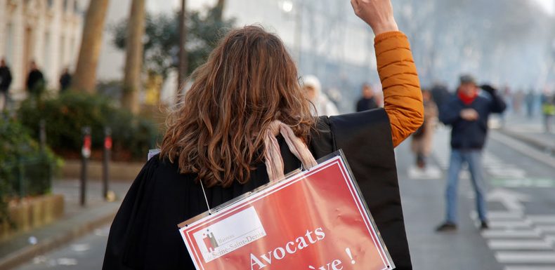 En colère, des avocats ont tenté de pénétrer dans le ministère de la Justice