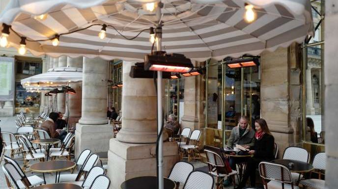 Terrasses chauffées : les villes invitées à en finir avec une « hérésie » climatique