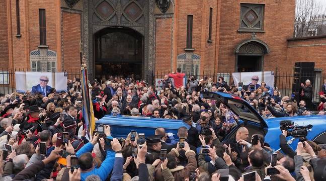 Le cercueil bleu de Michou applaudi à la sortie de son cabaret