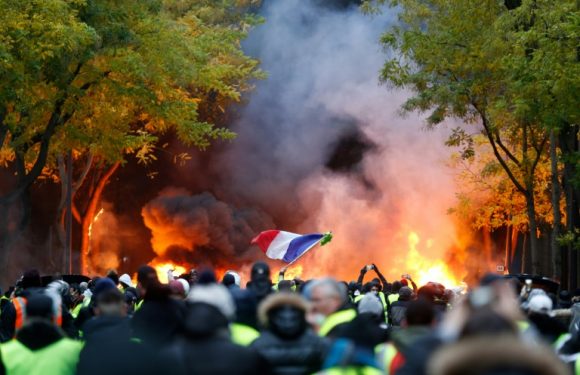 Quelques milliers de « gilets jaunes » manifestent à Paris, 59 interpellations