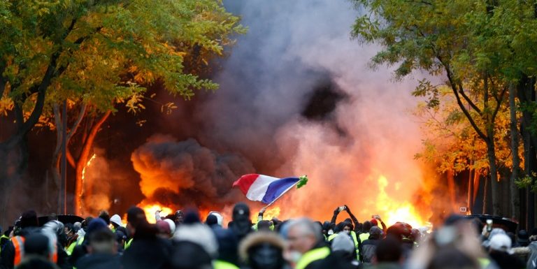 Quelques milliers de « gilets jaunes » manifestent à Paris, 37 interpellations