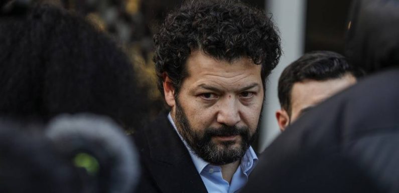 Manifestation devant les Bouffes du Nord : « La seule chose qui existe dans ce dossier, c’est le tweet de Taha Bouhafs », affirme Arié Alimi, l’avocat du reporter militant