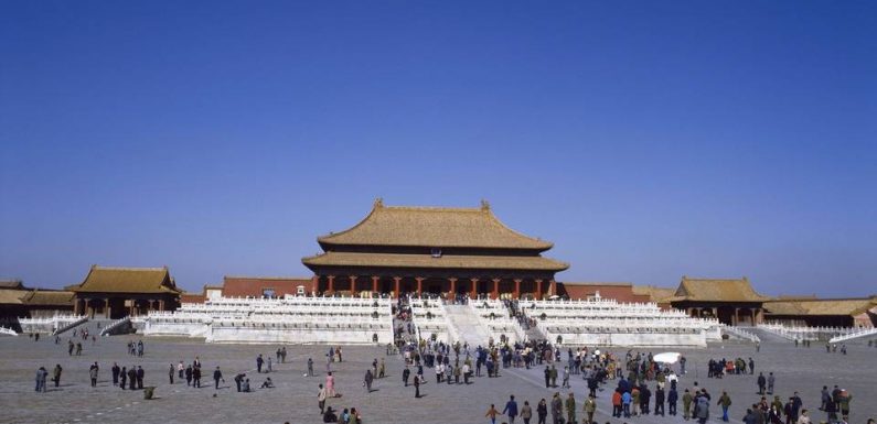 Chine : Deux jeunes femmes prennent la pose en voiture dans la Cité interdite de Pékin, les internautes s’indignent