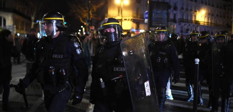 Retraites : Emmanuel et Brigitte Macron escortés d’un théâtre parisien par des CRS face aux manifestants