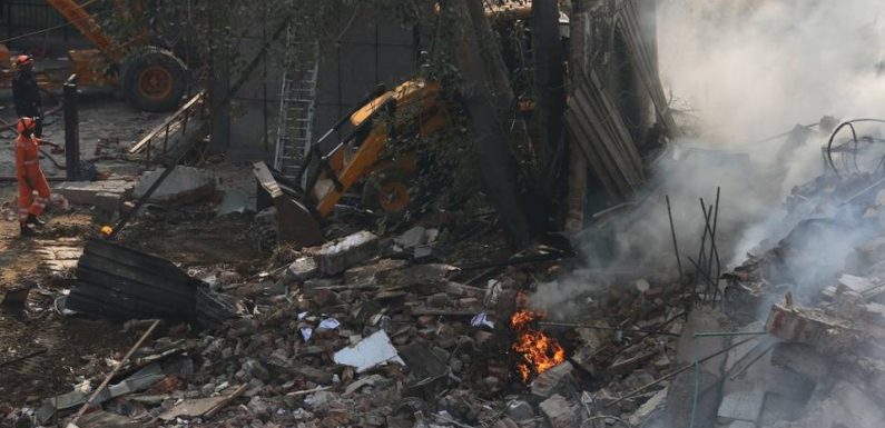 Inde : Une usine de New Delhi en flammes s’effondre sur des pompiers, douze blessés