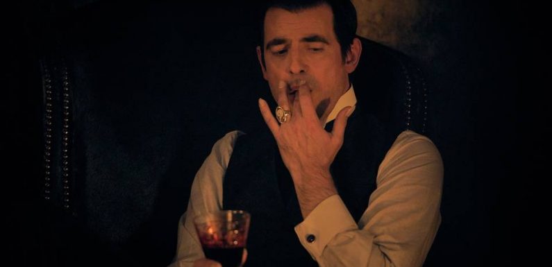 « Nous contemplons Dracula comme un cochon qui regarde un fermier », raconte Steven Moffat