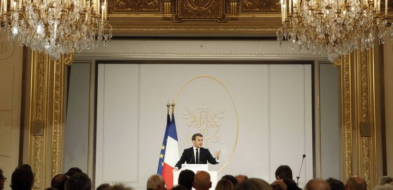 Fake news : Macron réaffirme vouloir réguler les médias