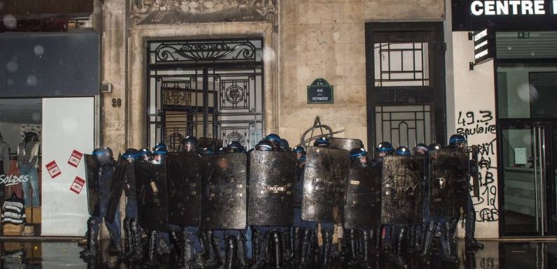 Un policier a-t-il bien menacé de jeter une « grenade explosive » sur des manifestants ?