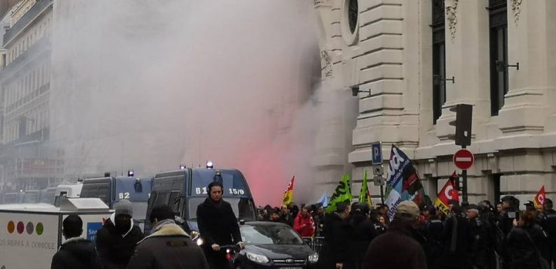 Réformes des retraites : Des grévistes manifestent au siège de BlackRock à Paris