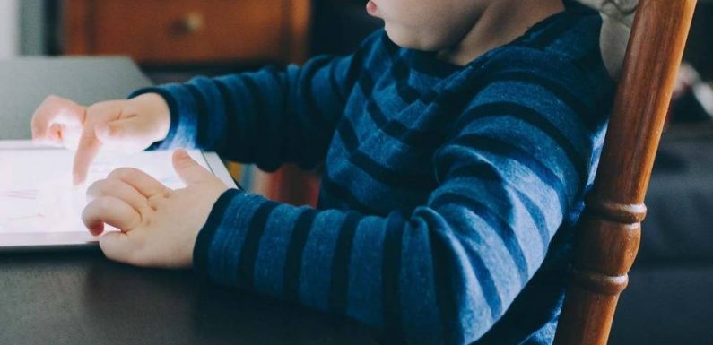 Les enfants qui regardent un écran le matin ont trois fois plus de risque de développer des troubles du langage