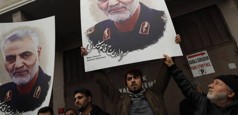 Mort de Soleimani : Une foule immense assiste à la prière du guide suprême iranien devant le cercueil du général