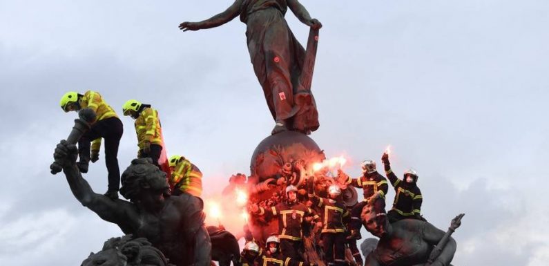 Les pompiers professionnels arrêtent leur grève après des annonces de Castaner