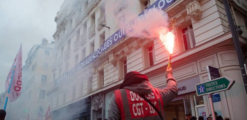 Marseille: Des manifestants brûlent une banderole « anti-blocage» du Medef local