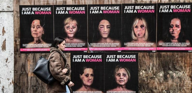 «Juste parce que je suis une femme»… Les visages tuméfiés de Brigitte Macron et Michelle Obama placardés à Milan