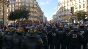 À Paris, les gilets jaunes défilent dans le calme malgré quelques tensions