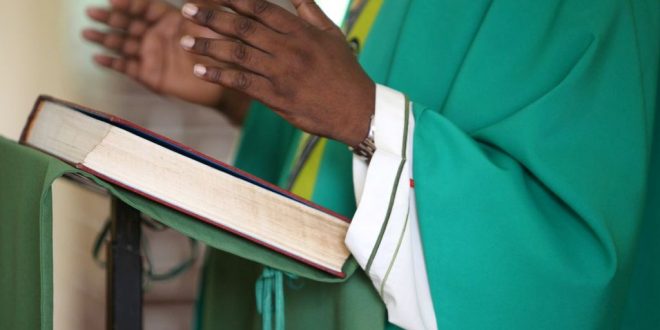 Célibat des prêtres : qui est ce curé qui a quitté l’Eglise pour épouser sa compagne ?