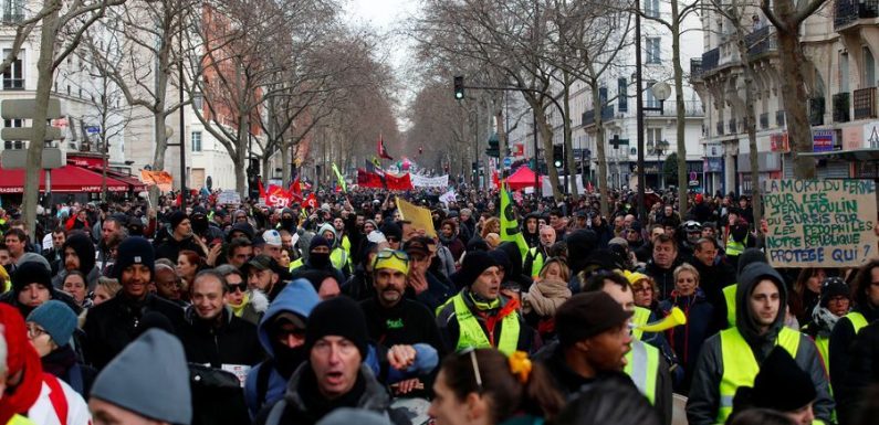 Magasins saccagés, jets de pavés…à Paris, la manifestation du 11 janvier dégénère