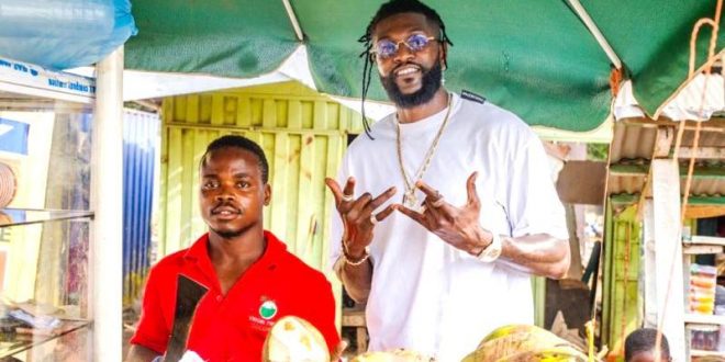 Ghana : ce geste d’Adebayor envers un vendeur de noix de coco