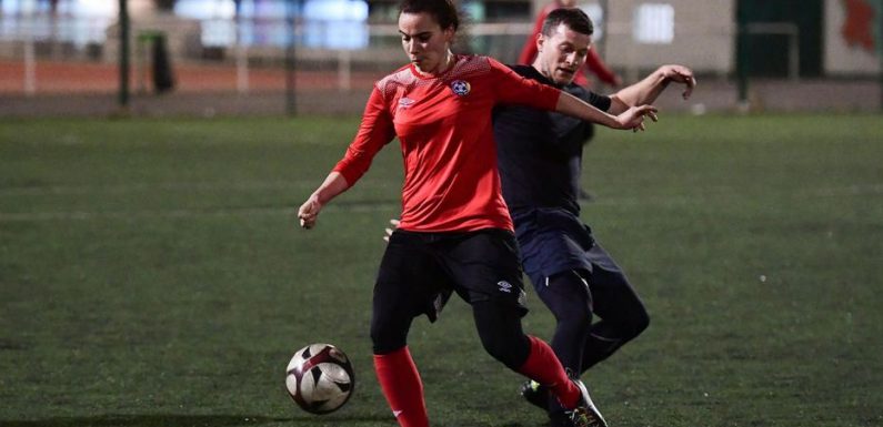 Des hommes et des femmes réunis dans le premier championnat de football mixte
