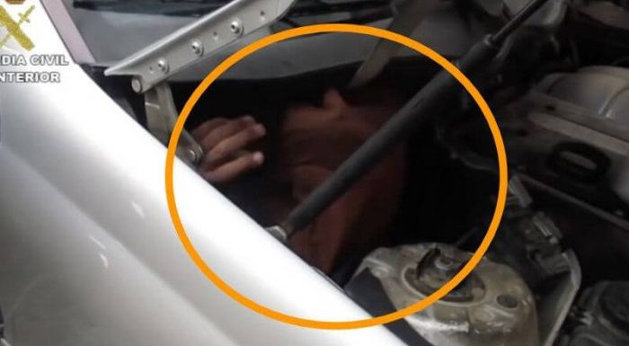 Melilla : deux migrants découverts dans le moteur d’une voiture (vidéo)