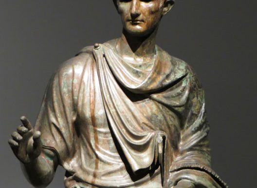 Octave reçoit le titre d’Auguste
