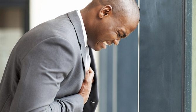 Crise cardiaque : 8 signes précurseurs, comment sauver la victime ?